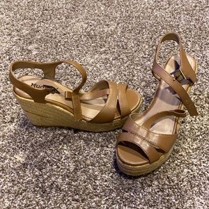 Mudd tan wedges